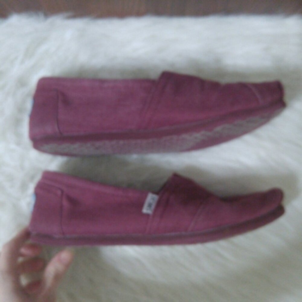 Burgundy/maroon canvas Toms size 7.5 - Picture 3 of 6